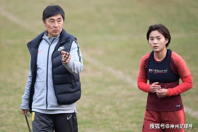 热刺在右后卫缺口中瞄准水晶宫球员，埃弗顿亦有意争夺